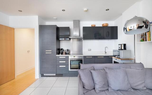 D8 - Canal View Apartment