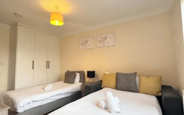 Heathrow Stay 5 Mins to the Terminals