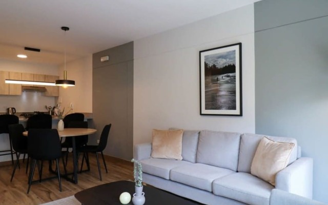 w Perfect 3BR With Balcony in Miraflores