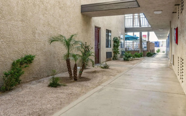 Rodeway Inn & Suites Thousand Palms - Rancho Mirage