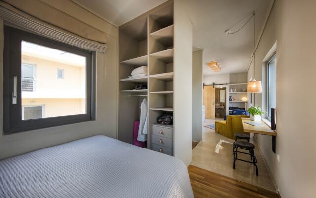 Stylish Sunny Apartment 1 stop to City Center by VillaRentalsgr