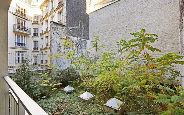 Modern Brunel Classic 1 Bed Apt With Balcony in Paris
