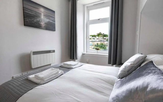 ☆ Bright, Modern West-End Apartment ☆