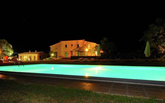 Scenic Farmhouse with Swimming Pool by Forest in Sorano