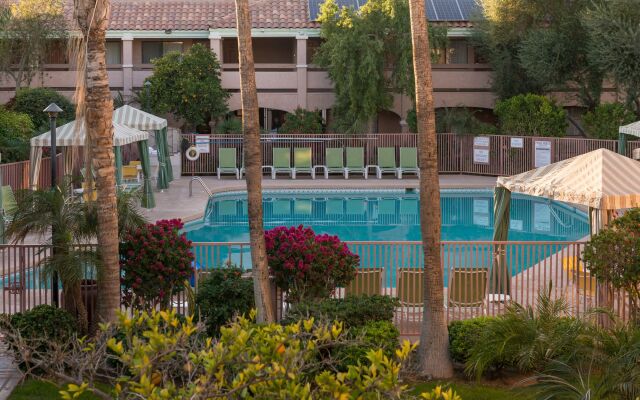 La Fuente Inn & Suites