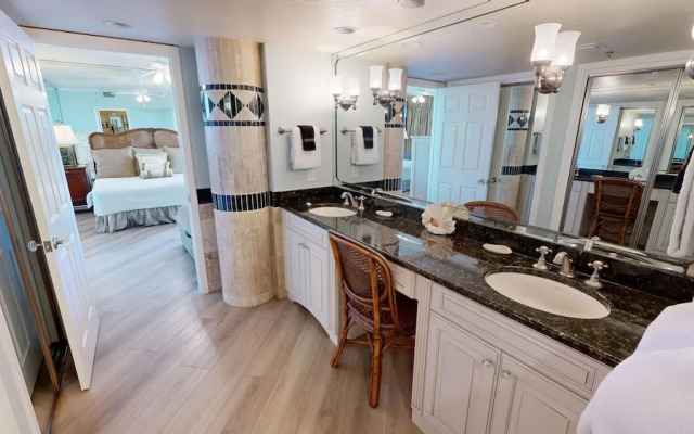 East Pass Towers 304 3 Bedroom Condo by RedAwning