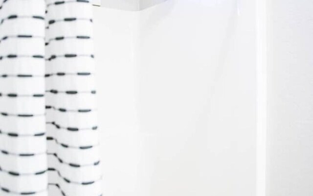 Modern Farmhouse - 2 Blocks to Downtown Square!