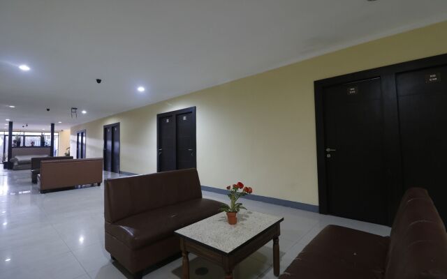 RedDoorz near ITC Cempaka Mas