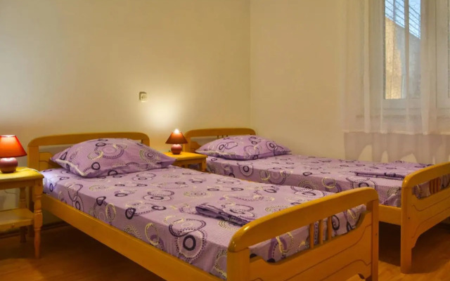 Apartments with a parking space Senj - 11520