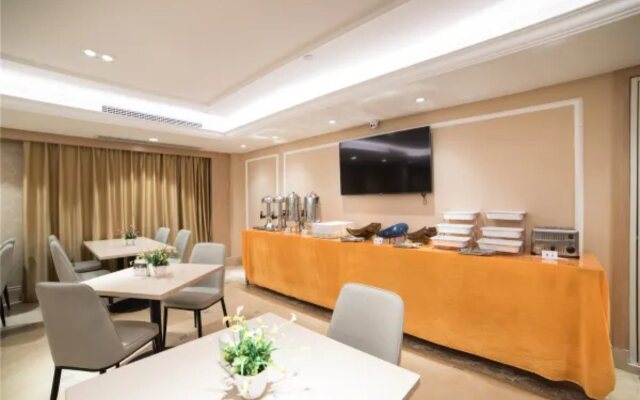 Vienna International Hotel (Xinyang Railway Station Tianrun Plaza Store)