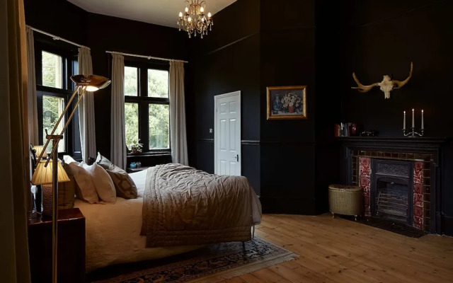 Captivating 6-bed Manor House in Totland Bay