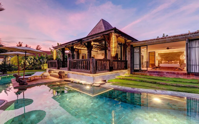 Secluded Wooden Villa, 3 BR, Canggu With Staff