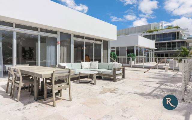 Roami at 250 Collins