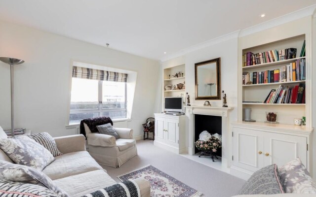 Covent Garden: Bright and Charming 2bed Flat