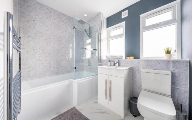 Spacious Modern 3 bed House Near Heathrow Airport