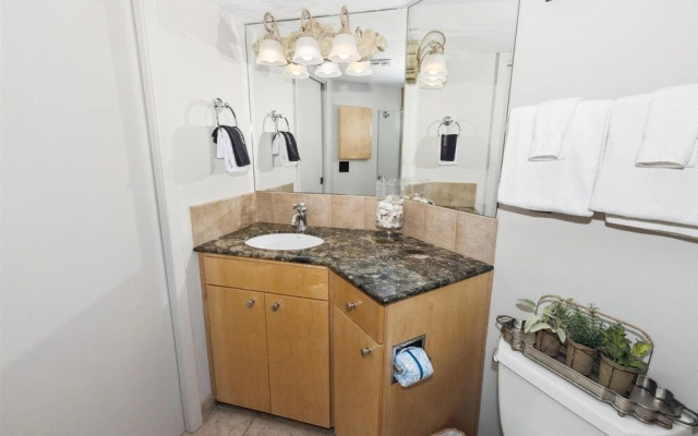 Inlet Reef 402 2 Bedroom Condo by RedAwning