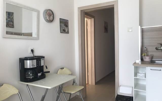 FM Deluxe 2-BDR Apartment with Terrace - Central City View