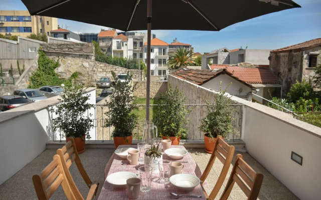 NEW!Central w/ sunny terrace - 9 min walk Trindade