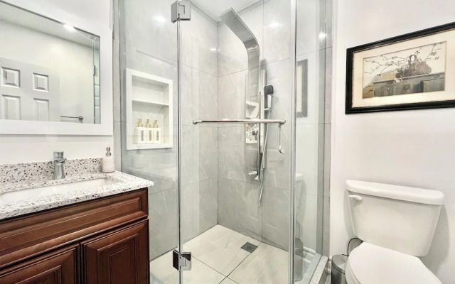 Upgraded Rooms with Bath 7-min to Subway Near Downsview Rogers Stadium