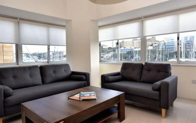 Bright Spacious 2 Bedroom With Marina View