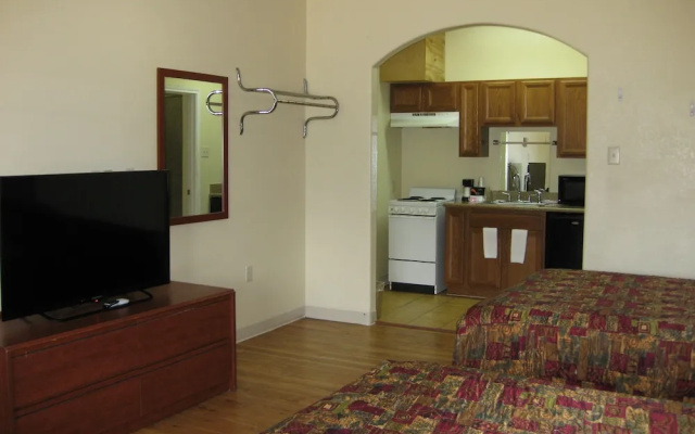 Scottish Inn and Suites