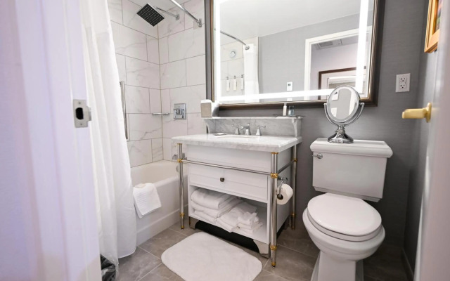 Hotel Roanoke & Conference Ctr, Curio Collection by Hilton