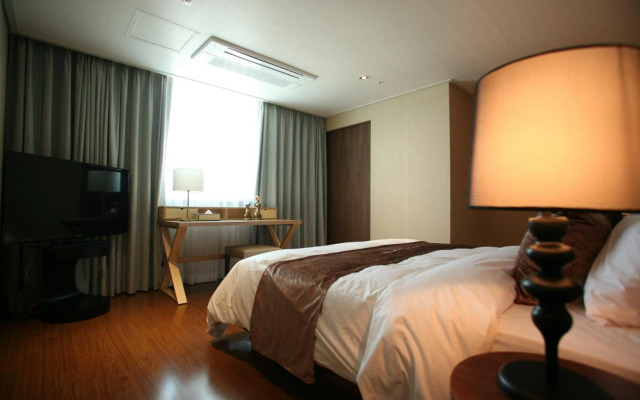 Hyunjin Tourist Hotel