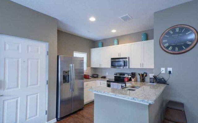 4 Bedrooms S / Lucaya Village Townhouse