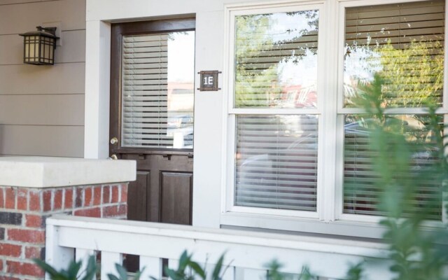 Fun 1 BR Apt In Popular NODA