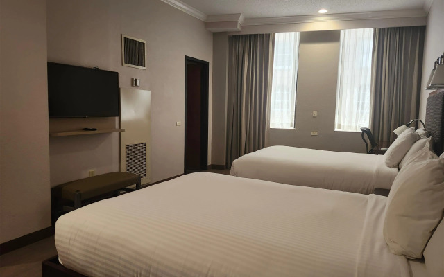 Wyndham Garden Hotel Baronne Plaza