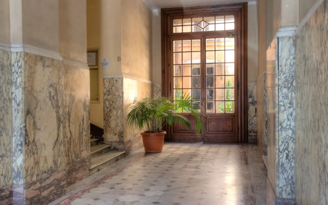 Spanish Steps Hills Apartment