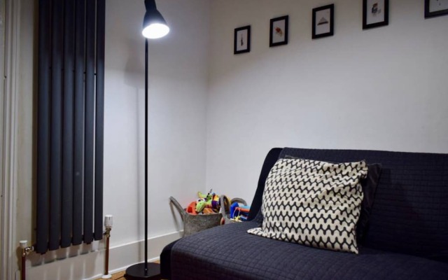 Cosy Flat in Great Location by Station