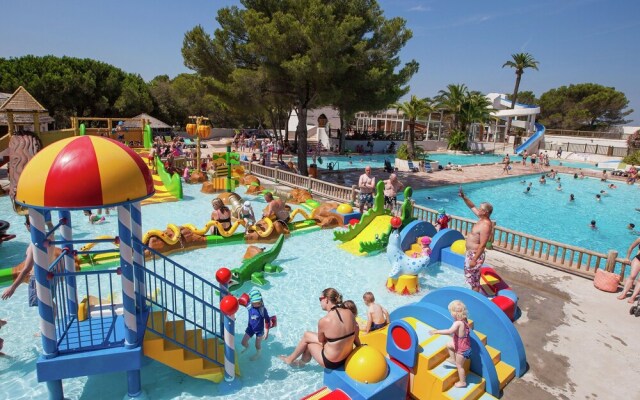 Well-Kept Bungalow with Combi-Microwave, Beach at 5 Km