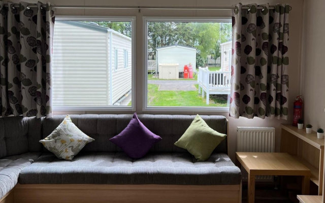 Cabin - Sleeps 6 - Beach 10 Minutes Drive