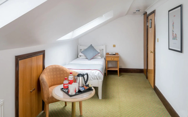 OYO Abbey Hotel, London Shepherd's Bush Market