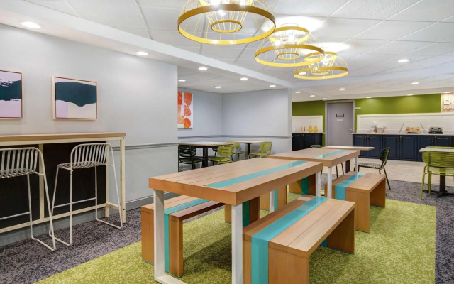 Spark by Hilton Rochester University Area