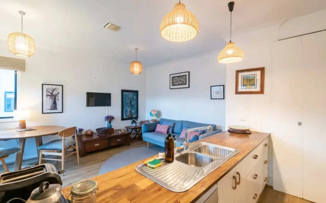 Spacious 2 Bedroom Apartment in Brunswick With Patio and Parking