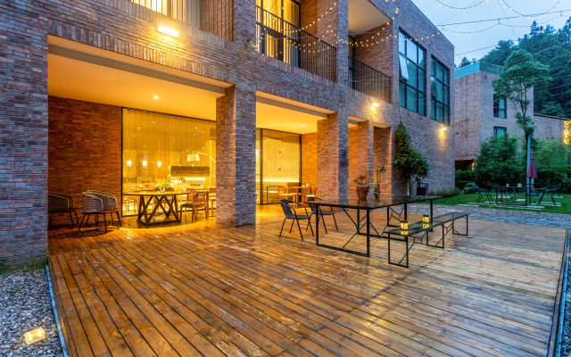 Yinju Jingde Art Hotel