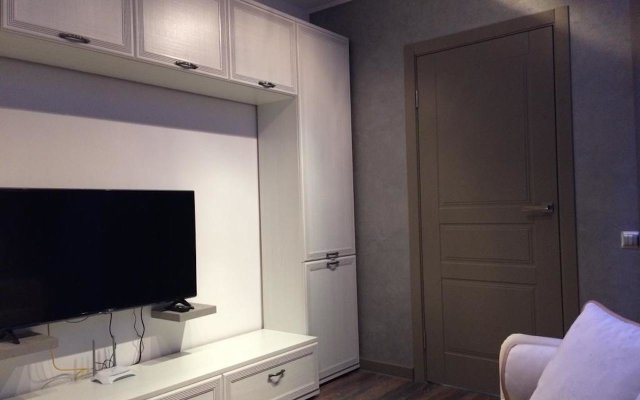 Рядом➤ Дизайнерские апартаменты на Университетской набережной