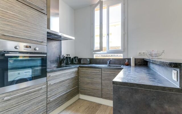 Beautiful Modern 3 Bedroom Apartment in Center