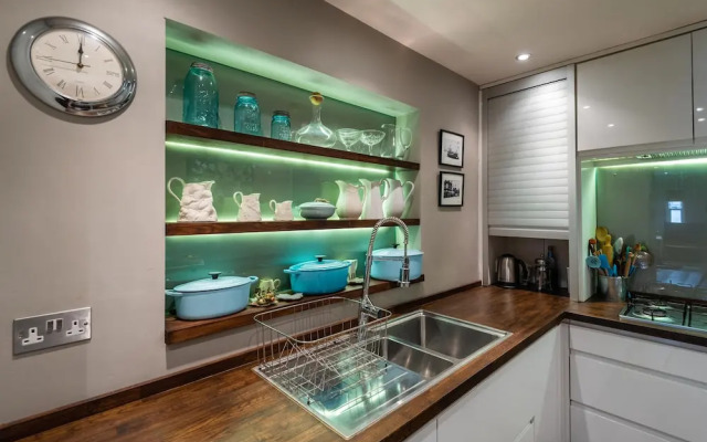 Charming Chiswick Home Near Ravenscourt Park by Underthedoormat