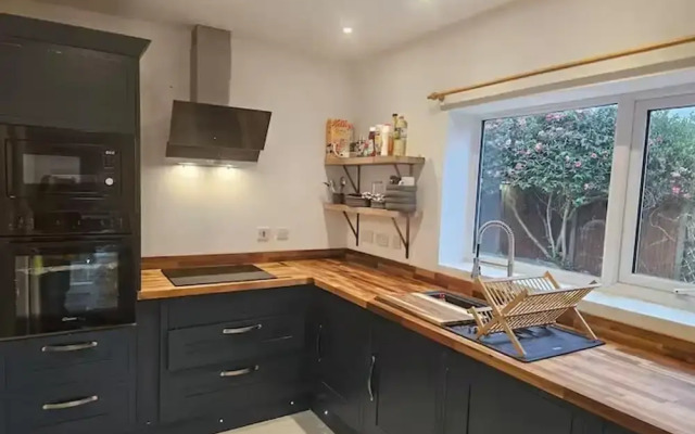 Pet Friendly - 2 Bedrooms - 4 Guests - Parking