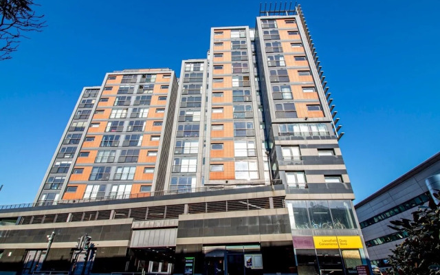 Stylish + Modern 2BR Riverside Apt, Free Parking