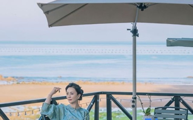 Cliff side Inn – People – Qingdao