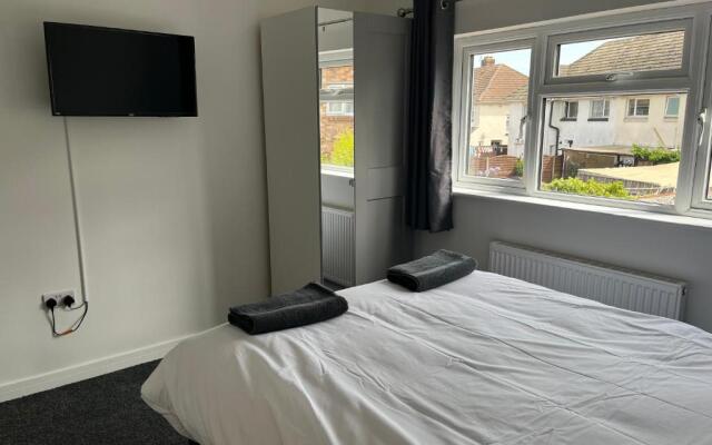 Stunning Modern 6-bedroom House all With En-suite