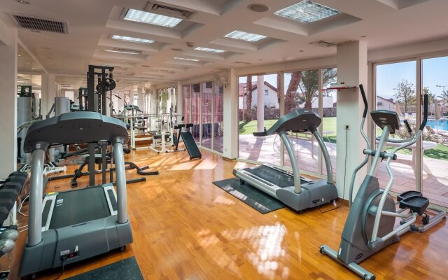 Renovated White 3BD next to Beach - Pool