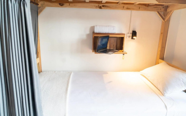 Surf & Party - Hostel Somewhere Else