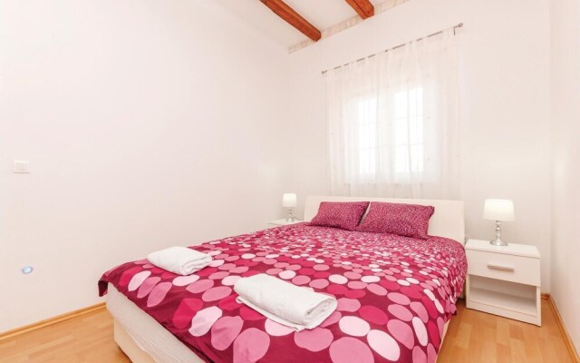 Stunning Home in Radonic With Wifi and 2 Bedrooms