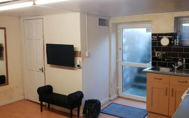 Private Basement Studio Flat with Modern Features