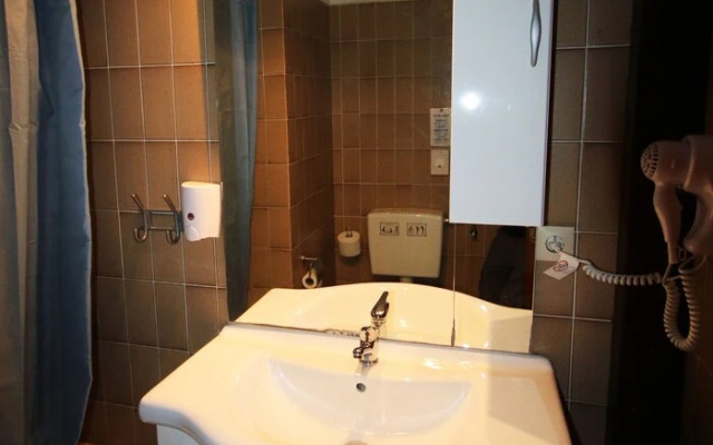 The Penny Pincher Inn - Hostel